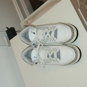 NIKE AIR JORDAN RETRO3 HIDE N SNEAK white size 6Y VERY GOOD CONDITION